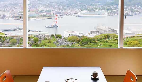 部屋から臨む昼間の長崎港の風景