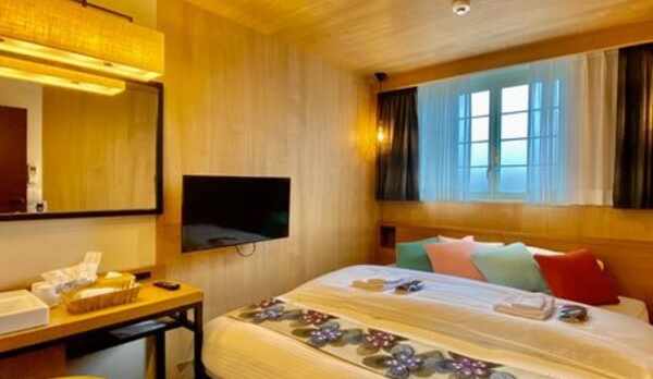 キングサイズのダブルベッドルーム