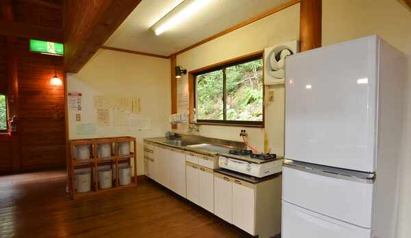 *【コテージ大・台所】二口コンロや冷蔵庫を完備しております