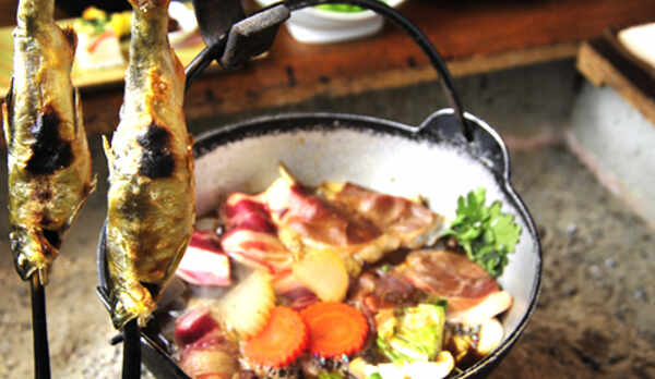 *夕食一例／地元で撮れたあゆや、季節の鍋料理。冬はいのしし鍋もお楽しみ頂けます。