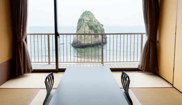 広さは8畳の和室です。景色の良いベランダ付き。広くはないですが、外に出て海風を存分に感じられます。