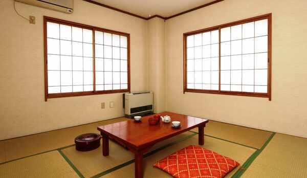 明るい日差しの入る和室8畳