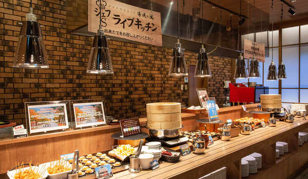 【青函市場】料理人がお客様の目の前で調理するライブキッチン。常に出来立てをご提供いたします。