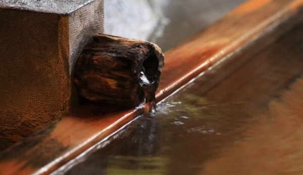 【湯口】当館の温泉の泉質は弱アルカリ性単純泉で、大変お肌に良いと言われております。