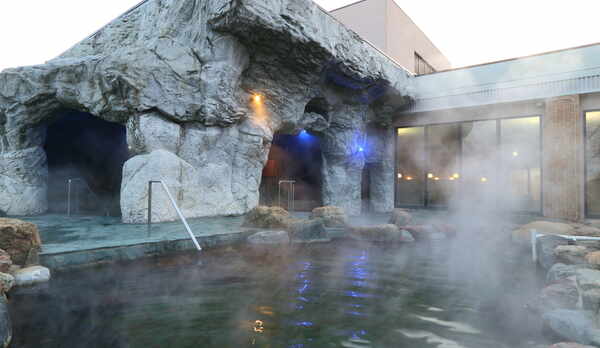 日中の洞窟露天風呂