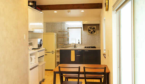 ・冷蔵庫、電子レンジ、トースターなどを取り揃えたダイニング