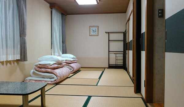 和室12畳〇足を伸ばして　ゆったりとお寛ぎ下さいませ