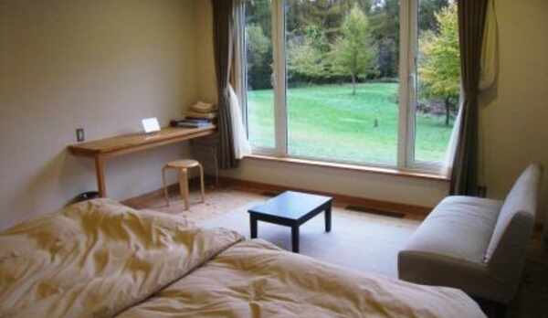 無垢のパインフローリングの洋室