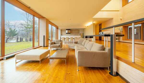 やわらかな日差しに包まれながら洞爺の自然を眺めるソファー席