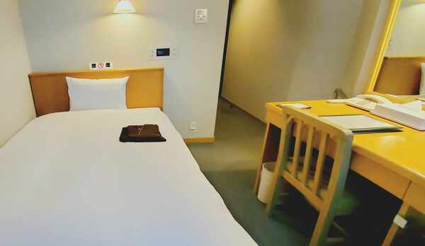 【シングル】《広さ14m&sup2;/8.4畳 》《ベッド130cm&times;200cm》