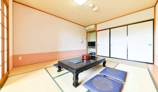 明るい和室のお部屋です。