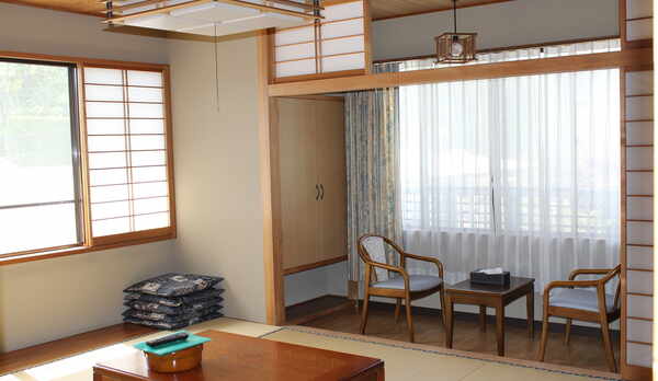 客室　♪１０畳プラス２畳広縁♪