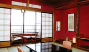 朱色壁／ジュニアスイート居間
