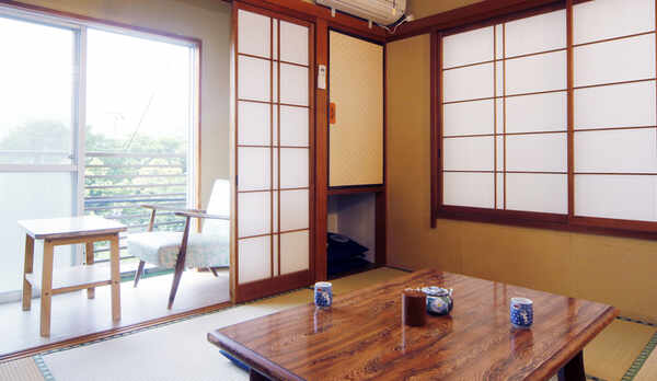 山側和室6畳 広縁付きの明るいお部屋です。