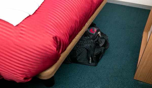 エコノミーツインルーム　ベッド下荷物スペース