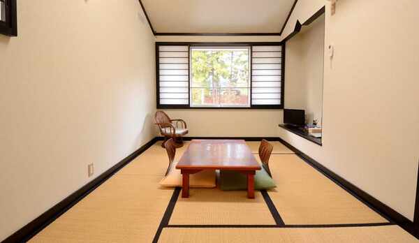 ・【和室8畳】天井が高いので、広く感じられると思います