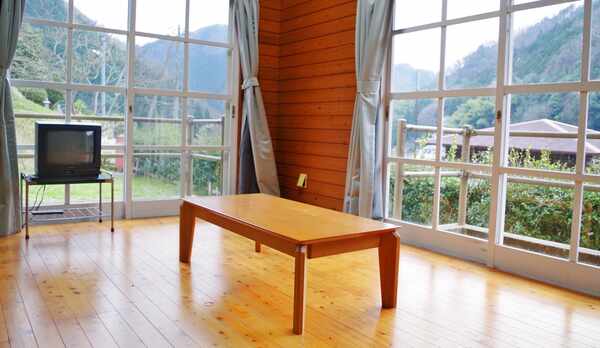 *【バンガロー一例】大きな窓から光が差し込む明るいリビングです。