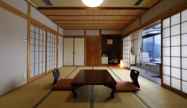 純和風の造りの落ち着いた雰囲気の本館和室（12畳）