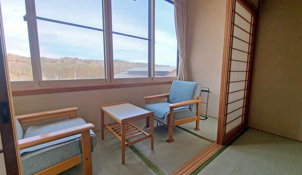 【本館12畳】全室2階のお部屋タイプです。雫石の自然を眺めてゆっくりお過ごしください。