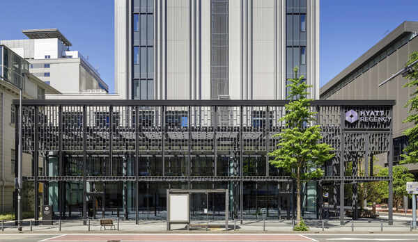 異国情緒溢れる日本大通りに面し、中華街や山下公園にも徒歩圏内。