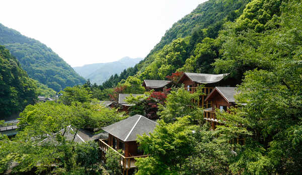 山の斜面を活かし、広々としたテラスに山の香りが届く、里山ヒュッテ。