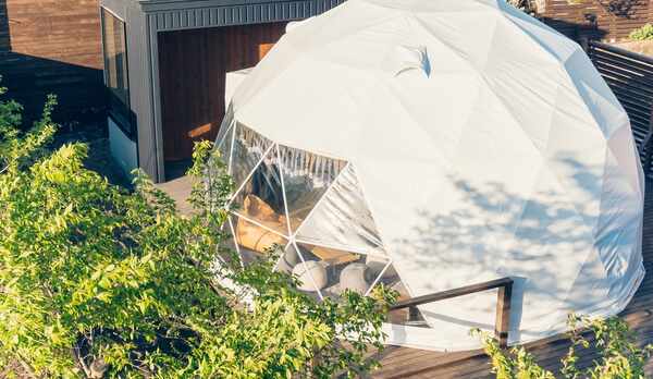 【０】温泉付きドームテント　ダブルベット&times;３台　外観