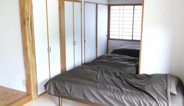 ・1階 洋室 シングルベッド2台とソファベッド2台あります