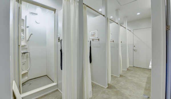 *【シャワールーム】１階に有。大部屋をご利用の方は、こちらをご利用ください。