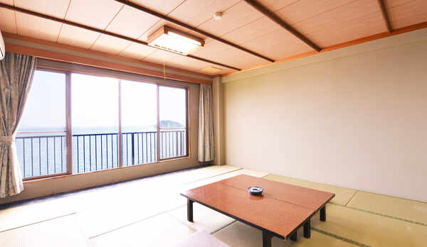 **和室（客室一例）/全客室オーシャンビュー。波の音をBGMに癒しの休日をお過ごしください。