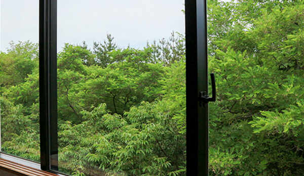 *【林側・和室10畳一例／眺望】木立が生い茂るため眺望はございません。