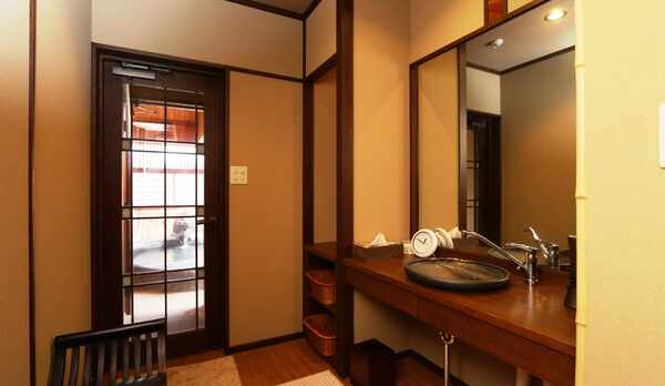 露天ライオン風呂を臨む脱衣所