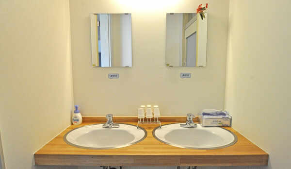 【客室フロア】洗面台。ハンドソープ・ティッシュ・コップを置いています。
