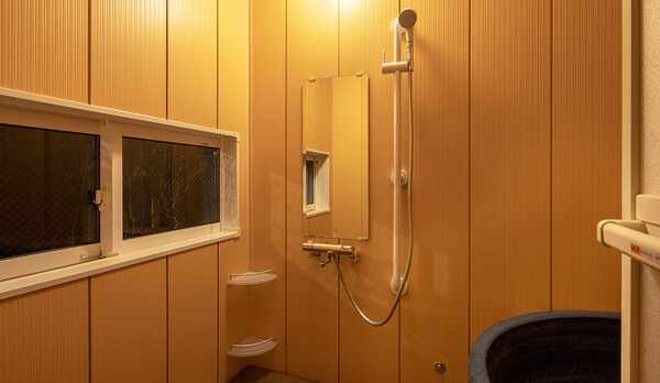 ・木の温もりを感じるバスルーム