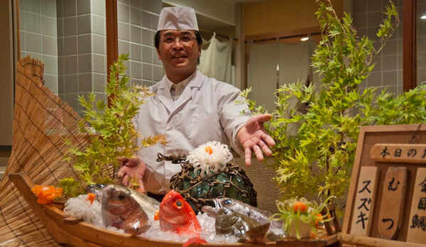 お席におかけになる前にお好きな魚をお選びください♪