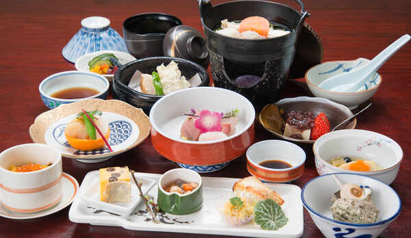 *【夕食一例（梅コース）】当館のスタンダード会席です。相模湾の幸をふんだんに使った海鮮会席です。