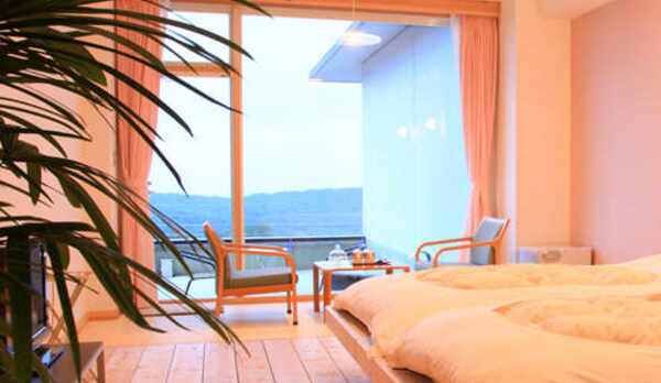 【露天風呂付スイートルーム　306号室】淡いピンクと白の壁が無垢の床板から温かさが伝わってきます。