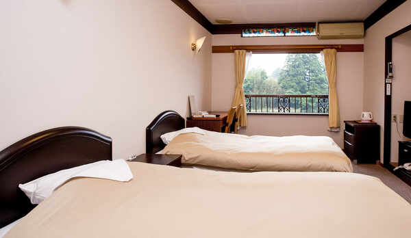 ・【ツインルーム】窓から金鱗湖と山々を臨む落ち着くお部屋です