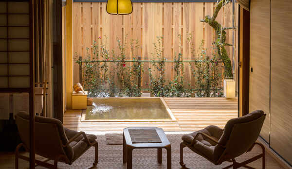 庭を眺めながら、寛ぎのひとときを（露天風呂付き客室　百合）