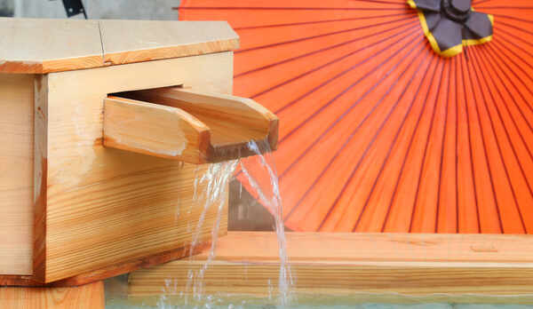 【月の湯】源泉かけ流しのお湯でお肌もツルツルに