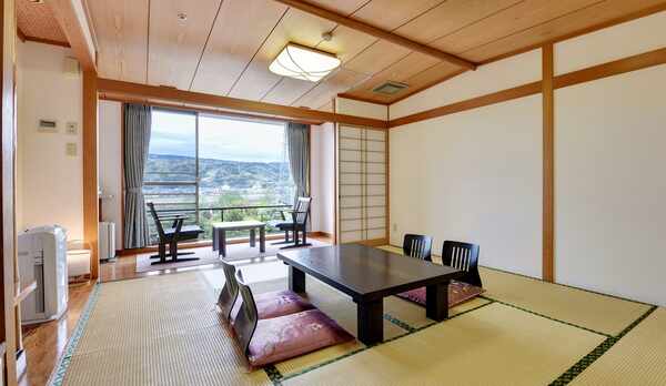 *【客室一例：和室10畳】純和風の落ち着いた空間でお寛ぎください。