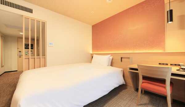 広さ16.8㎡ シモンズ社製ベッド140&times;200㎝