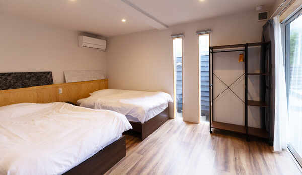 ・【ベッドルーム】ナチュラルな色合いが印象的な寝室は、心と体を落ち着かせ安らぎを与える空間です