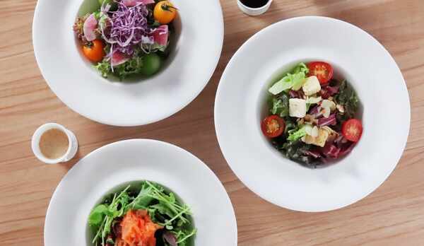 【朝食ブッフェ】バラエティに富んだサラダコーナーは毎日新鮮な北海道産野菜が並びます。