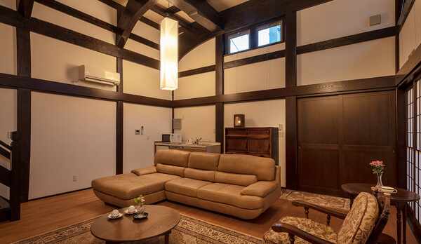 ・かつていろり間として利用されていた吹き抜けの居間