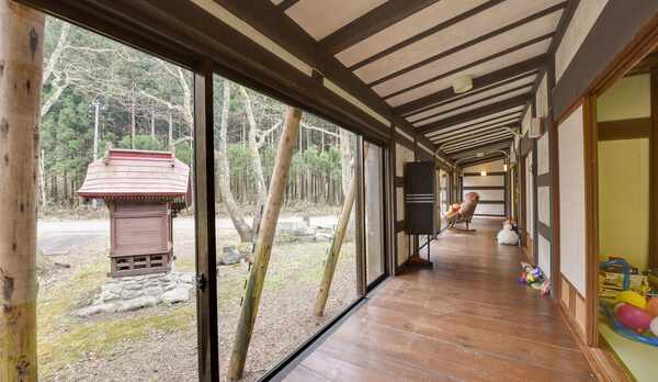 *【別邸・和室15畳】廊下から「座敷わらしの足音を聞いた」と多くのお声をいただきます。