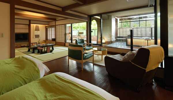 【露天風呂付・山側】森の座スイート（客室一例）／広々としたテラスに、露天風呂がございます。