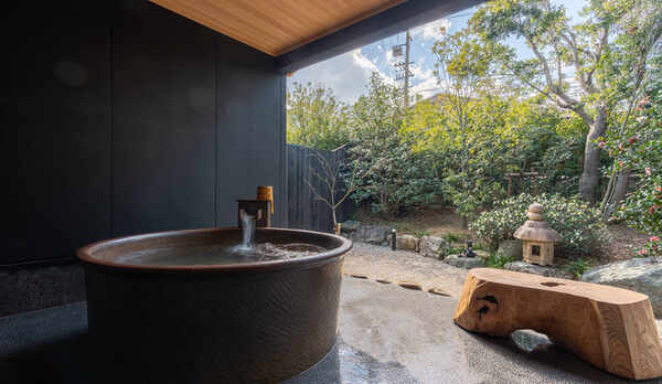 **【かえで（露天風呂　一例）】化粧水のような、とろとろの天然温泉をひとりじめ