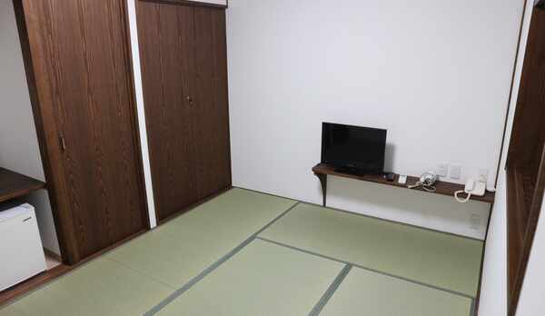 R2 6畳間（新室）古民家調の落ち着いたお部屋になりました!防音仕様で静かにおくつろぎ頂けます♪