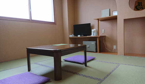 8畳の和室一例。和の落ち着いた雰囲気でお気兼ねなくご宿泊いただけます。