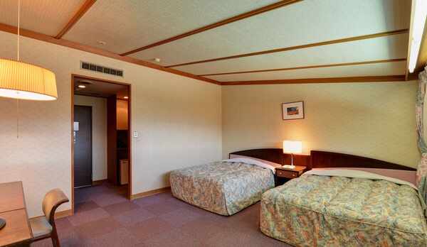 *ツインルーム（一例）/2名定員、WIFI・冷蔵庫・テレビなど必要な環境が揃っています